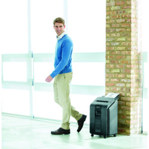 Fellowes présente le destructeur AutoMax 100M 7 100M_Walk_Away