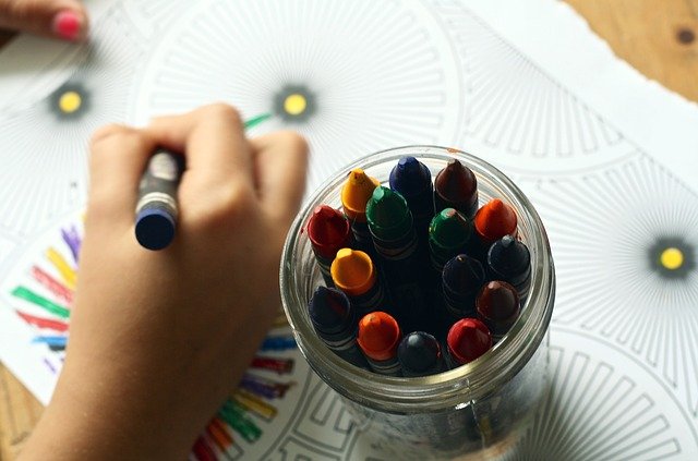 Les indispensables d’une trousse scolaire 1 crayons de couleur
