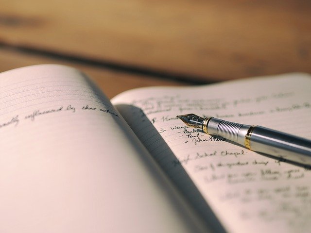stylo plume et cahier