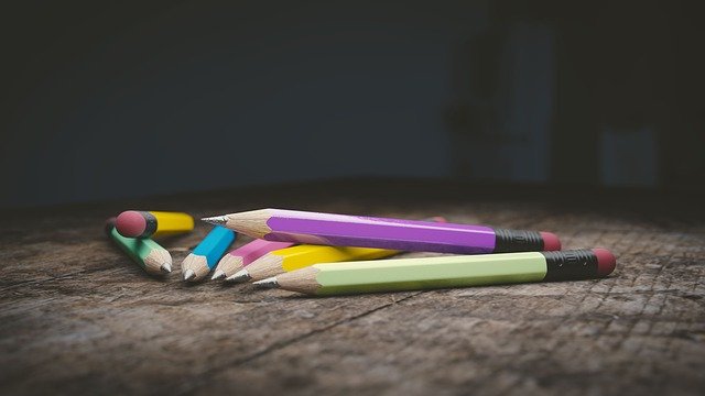 Les indispensables d’une trousse scolaire 2 crayons