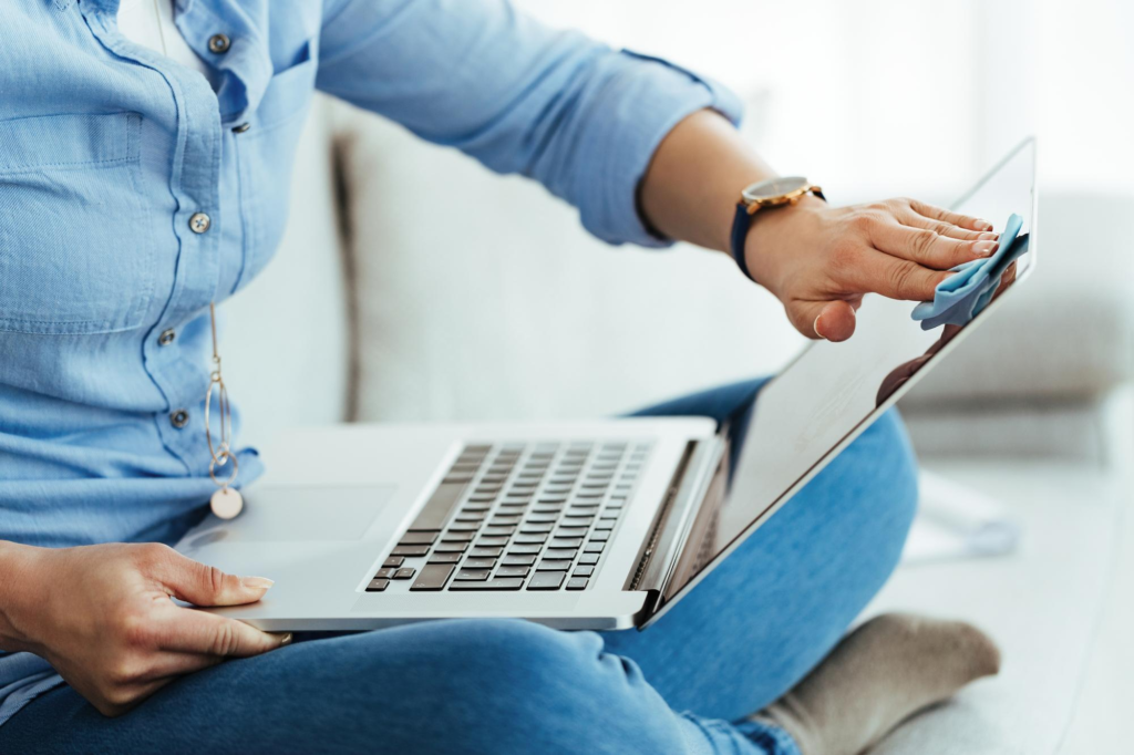 Nettoyer un écran d'ordinateur portable : nos astuces et conseils 1 comment nettoyer un écran de pc portable