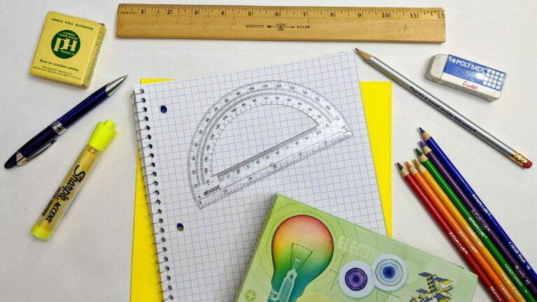 Liste des fournitures scolaires par niveau : le guide complet pour la rentrée 2026