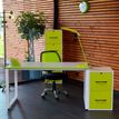 Bureau droit MT1 Elégance - L160 x P67 x H75 cm - pieds blancs - plateau blanc chants vert
