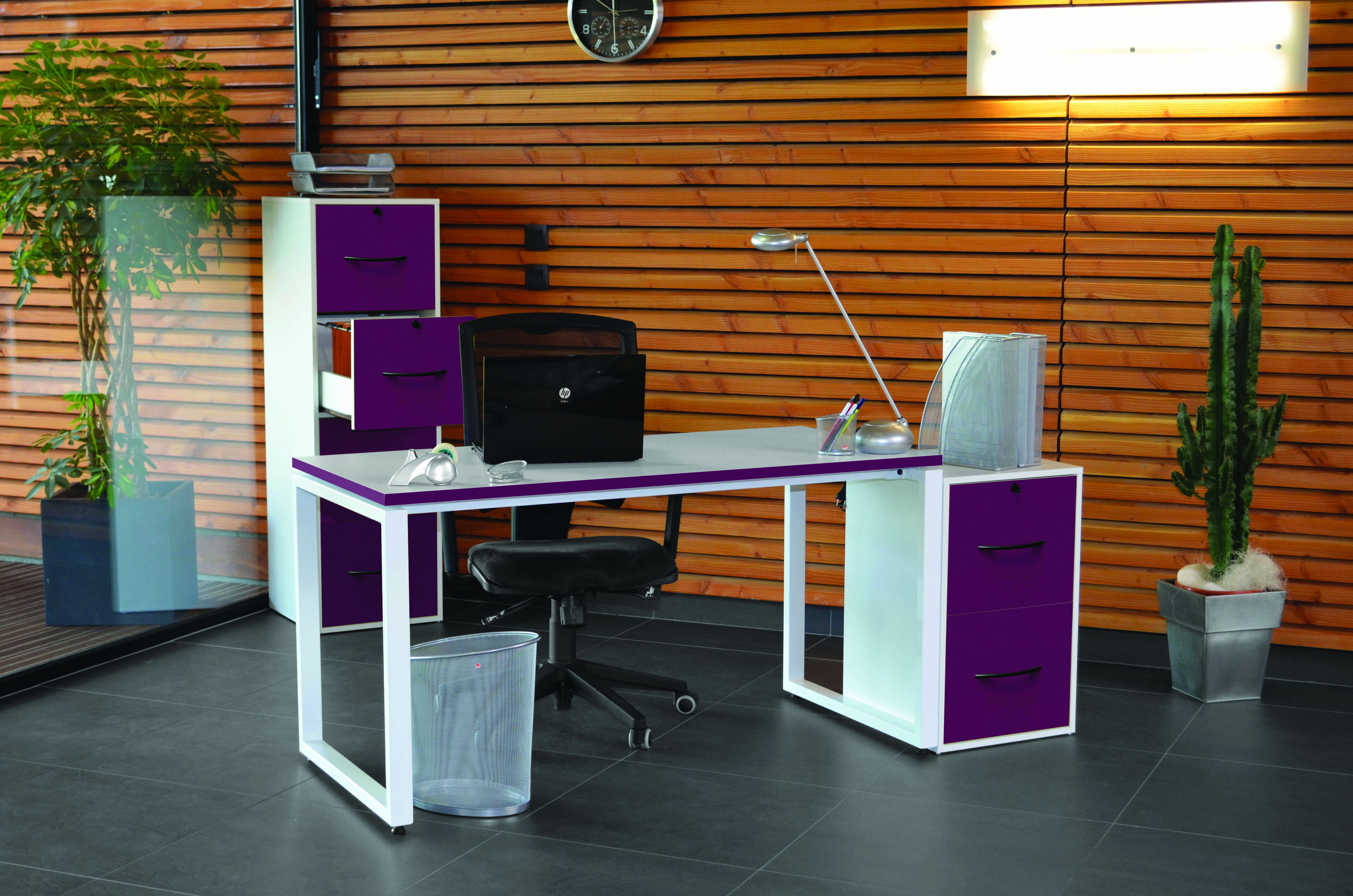 Bureau droit MT1 Elégance - L140 x P67 x H75 cm - pieds blancs - plateau blanc chants prune