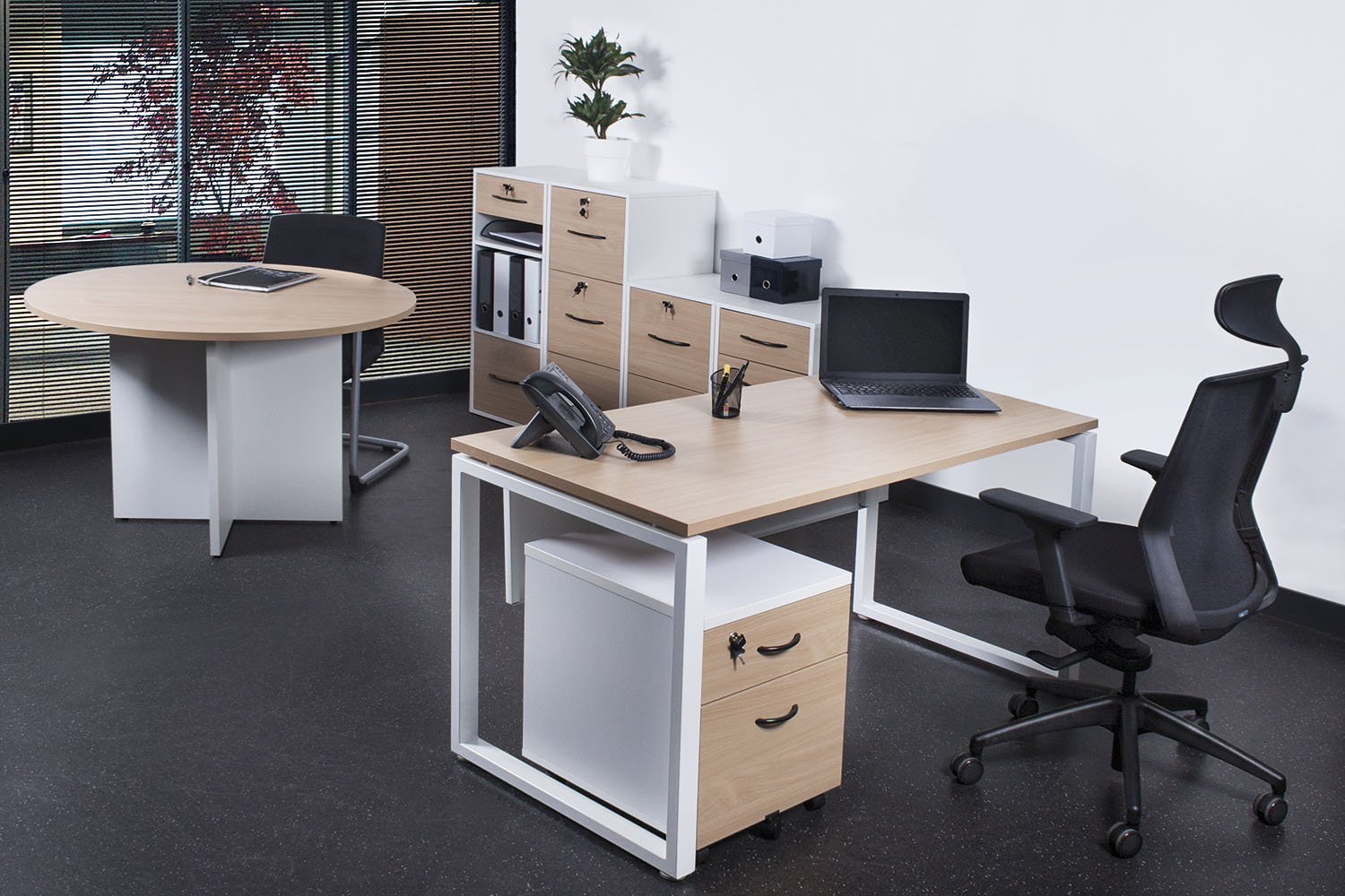 Bureau droit MT1 Elégance - L140 x P67 x H75 cm - pieds blancs - plateau imitation hêtre